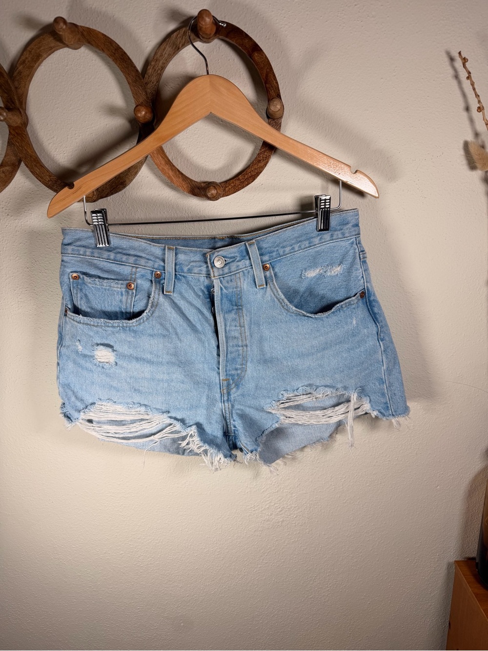 Levi’s 501 Distressed Cutoff Denim Shorts Light Wash W32